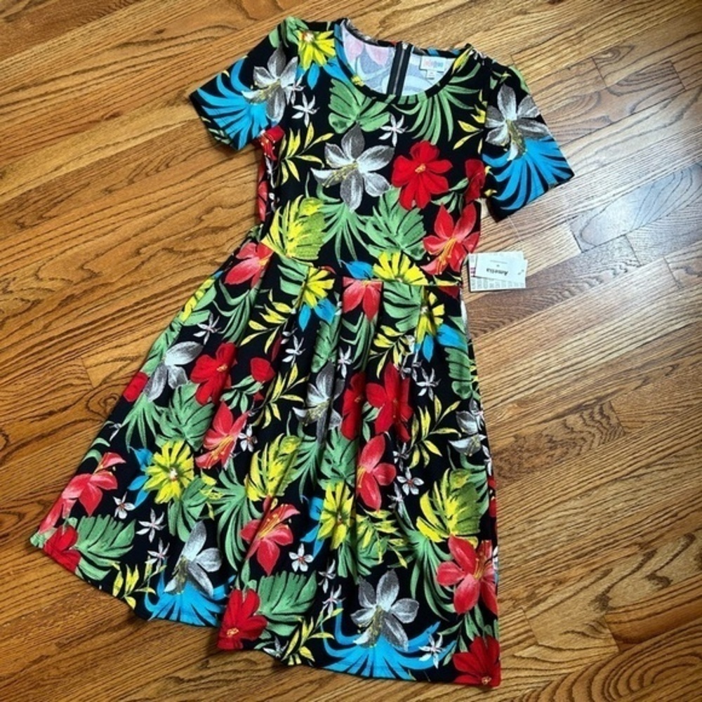New LuLaRoe Black With Tropical Lily Flowers Amelia Fit Flare Skater Dress Sz M - Picture 16 of 17